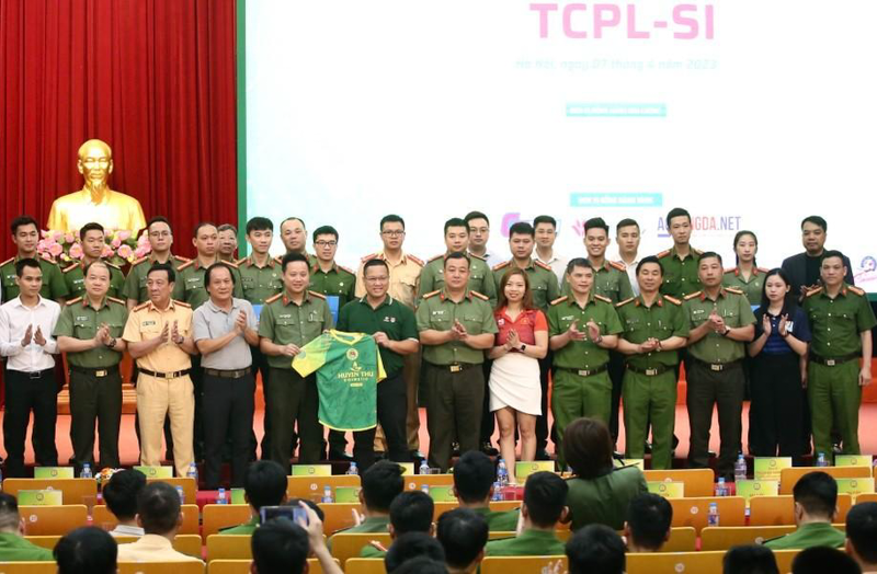 trao tặng công an hà nội thế giới đồng hồ phối hợp tổ chức